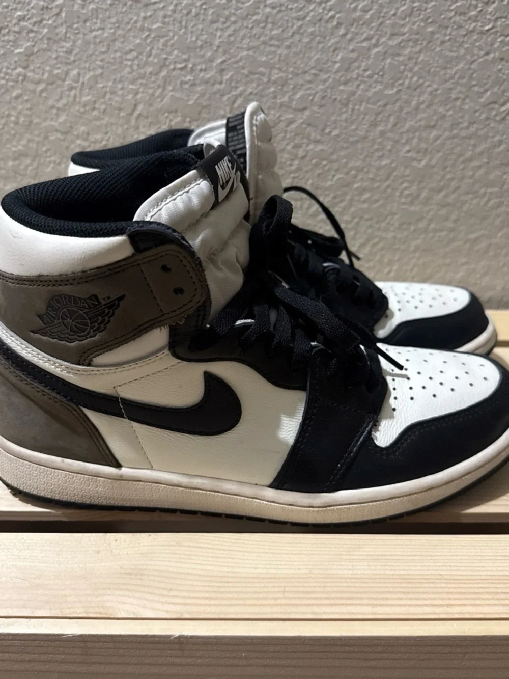 Nike Air Jordan 1 High — mochas